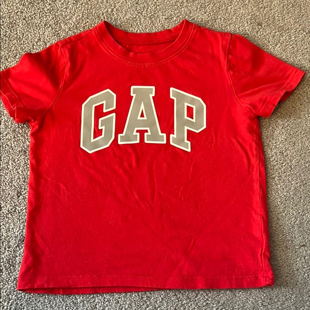 GAP Kids Red T-Shirt 
Size:5 yrs